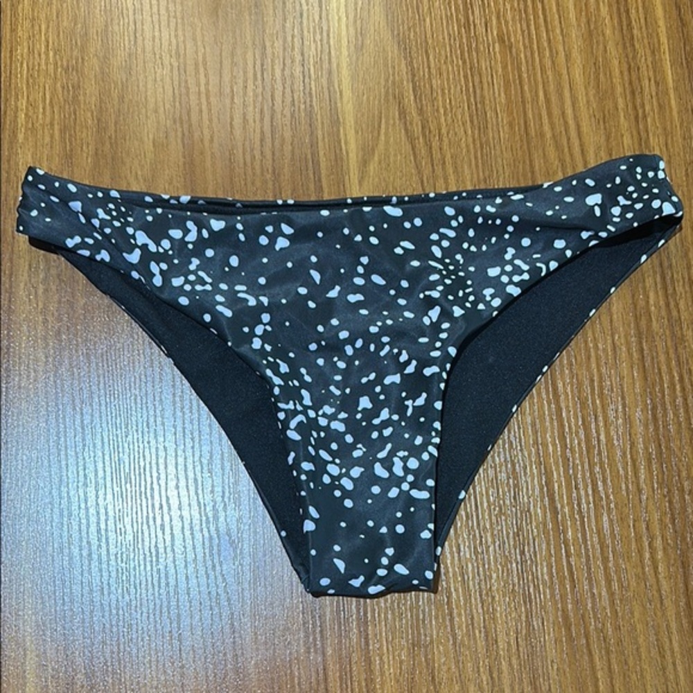 EUC Black and White Women's Swim Bottom 🦖